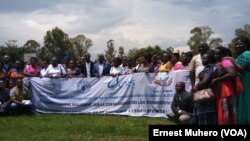 Réseau des Commerçantes solidaires pour la paix dans la région de Grands lacs (COSOPAX) et le maire de Bukavu, Philemon Yogolelo, Sud-Kivu, RDC, 24 février 2017.