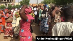 Les fonctionnaires tchadiens revendiquant leurs salaires coupés dans la rue de N'Djamena, le 30 mai 2018. (VOA/André Kodmadjingar)
