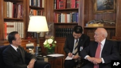 원자바오(좌) 총리가 카롤로스 파풀리아스(우) 그리스 대통령과 회담을 나누는 장면