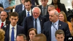 Senator Bernie Sanders (tengah) dan tim kampanyenya setelah bertemu Hillary Clinton di hotel Capitol Hilton di Washington, Selasa (14/6).