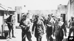 希特勒手下的陆军元帅埃尔温.隆美尔穿过埃及一个村庄