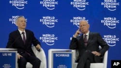 中共政治局委员刘鹤在瑞士达沃斯世界经济论坛年度会议上讲话，论坛创始人施瓦布在旁聆听。（2018年1月24日）