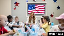 نننۍ نړۍ کې، ځینې ماشومان مجبور دي پرته له دې چې ترې چاپېر تورتم یې اغیزمن کړي، ارامه او بې غږه خندا ولري.