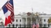 Una bandera francesa ondea junto a la bandera estadounidense frente a la Casa Blanca en preparación para la visita de estado de esta semana del presidente francés Emmanuel Macron, en Washington, el 29 de noviembre de 2022. REUTERS/Kevin Lamarque/Foto de archivo