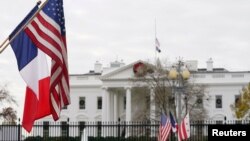 Una bandera francesa ondea junto a la bandera estadounidense frente a la Casa Blanca en preparación para la visita de estado de esta semana del presidente francés Emmanuel Macron, en Washington, el 29 de noviembre de 2022. REUTERS/Kevin Lamarque/Foto de archivo