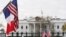 Una bandera francesa ondea junto a la bandera estadounidense frente a la Casa Blanca en preparación para la visita de estado de esta semana del presidente francés Emmanuel Macron, en Washington, el 29 de noviembre de 2022. REUTERS/Kevin Lamarque/Foto de archivo