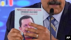 El jefe de Estado venezolano Nicolás Maduro habla sobre un libro de la propuesta política de su antecesor, Hugo Chávez, en una reunión ministerial celebrada el 21 de septiembre de 2023 en el hotel Humboldt, en El Ávila, La Guaira.