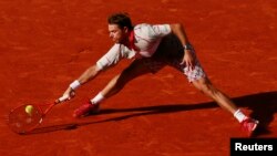 Petenis Swiss, Stan Wawrinka dengan celananya yang "unik" dalam final grand slam Perancis Terbuka di Paris, Minggu (7/6).