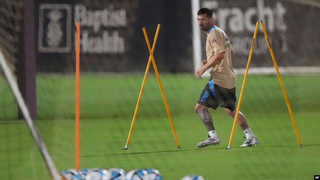 Lionel Messi entrena con la selección de Argentina en el complejo de Inter Miami el 7 de octubre de 2024 en Fort Lauderdale, Florida.