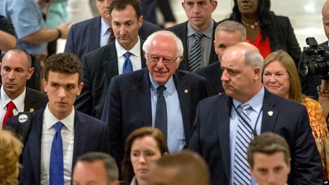 Senator Bernie Sanders (tengah) dan tim kampanyenya setelah bertemu Hillary Clinton di hotel Capitol Hilton di Washington, Selasa (14/6).