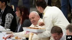 Папа Франциск на обеде для бедняков. Ватикан. 17 ноября 2019 г.