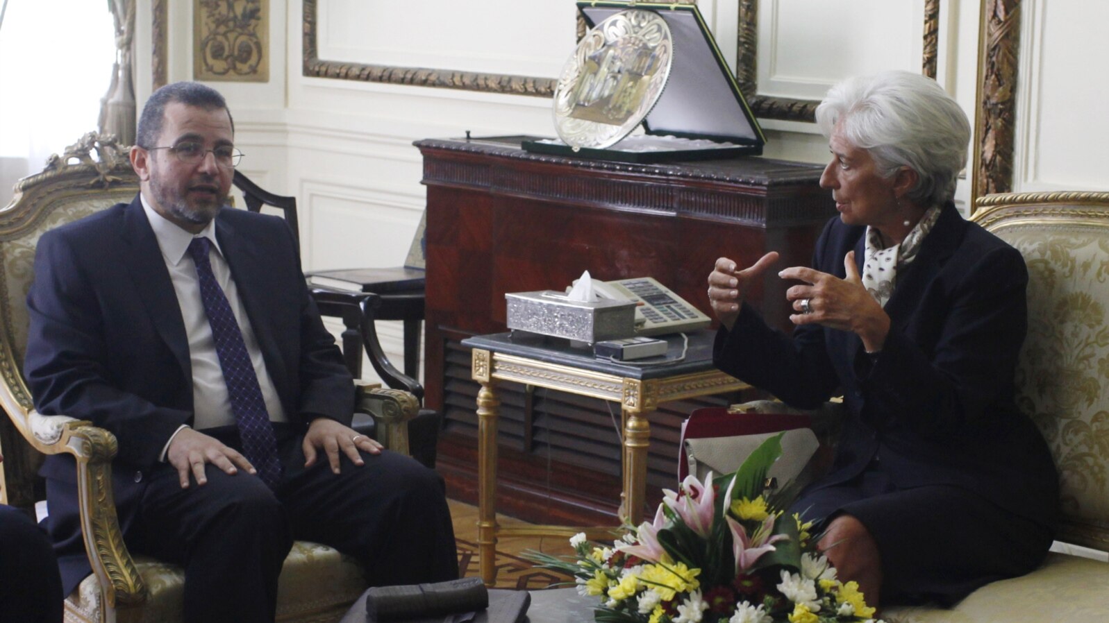 IMF Managing Director Christine Lagarde talks with Egypt's Prime Minister Hisham Qandil at the cabinet headquarters in Cairo, August 22, 2012.
