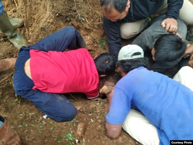 Situasi penyelamatan dan evakuasi empat anak-anak yang tertimpa tanah longsor kompilasi sedang bermain di Cicurug, Sukabumi, Jawa Barat, Kamis sore (10/1). (Foto milik: Pusdalops BPBD Sukabumi)