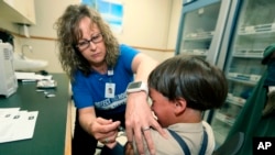 اوہائیو میں ایک بچے کو حفاظتی ویکسین کا انجکشن لگایا جا رہا ہے۔ مئی 2029 