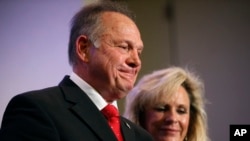 2017年11月16日共和党阿拉巴马州参议员候选人莫尔与其夫人在一场媒体吹风会上。