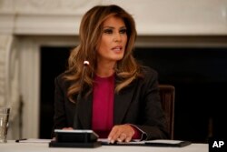 Melania Trump, habla con ejecutivos de redes sociales y empresas de internet sobre el acoso cibernético.