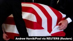 USA, Washington, Pallbearers adjust the American flag draped over the casket of Justice Ruth Bader Ginsburg