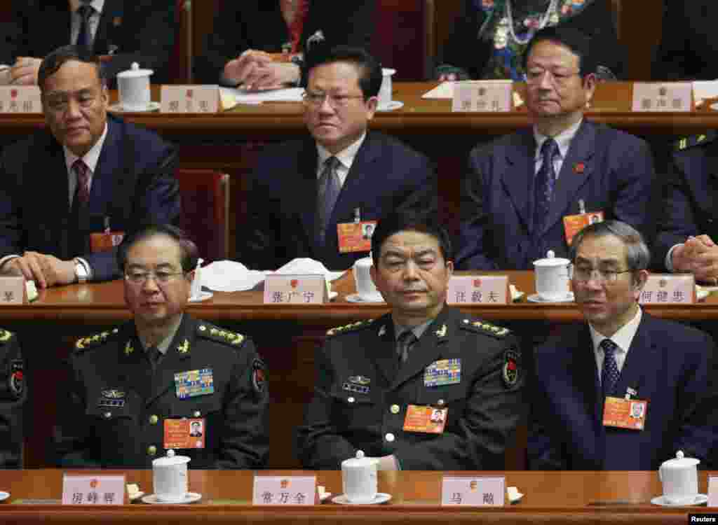 2013年3月16日，中国军队总参谋长房峰辉和中国国防部长常万全在人大会议上。他们都是中共十八届中央军委委员，但不是十九届中央军委委员。常万全现在仍是国防部长和国家中央军委委员。而房峰辉在被送交军事检察机关之前，职务只剩下国家中央军委委员了。