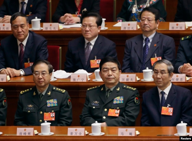 2013年3月16日，中国军队总参谋长房峰辉（前排左侧）和中国国防部长常万全（前排中间）在人大会议上。他们都是中央军委委员。