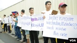 Security guards, terminated over allegations of sharing child pornography, and members of their families, protest in front of the U.S. Embassy in Phnom Penh, Cambodia, June 19 2018. (T. Malis/VOA Khmer) 