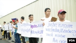 Temininated security guards protest in front of the US Embassy in Phnom Penh, Cambodia, June 19, 2018. (Tum Malis/VOA Khmer)