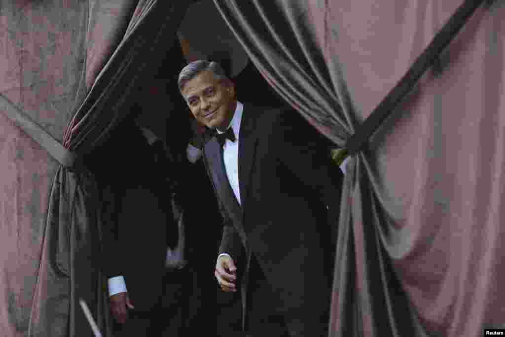 Diễn viên George Clooney mỉm cười khi đến địa điểm tổ chức dạ tiệc trước lễ cưới tại Venice, Ý,ngày 27/9/2014. 
