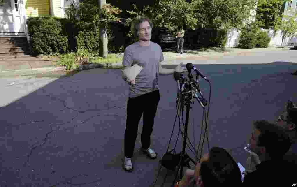 Peter Theo Curtis bertemu dengan reporter di luar rumah ibunya di Cambridge, Massachusetts, 27 Agustus 2014.