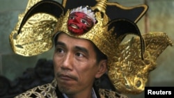 Joko Widodo (Jokowi), saat menjabat sebagai Walikota Solo, ikut berpartisipasi dalam pawai batik di Solo, tahun 2009 (Foto: dok). The City Mayors Foundation menempatkan Jokowi di posisi ketiga sebagai Walikota Terbaik Dunia dalam pemilihan World Mayor Project 2012.