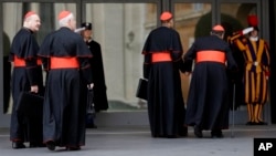 8일 로마 바티칸 교황청에 도착한 추기경들. 다음주에는 교황 선출을 위한 추기경 회의인 '콘클라베'를 시작할 것으로 보인다.