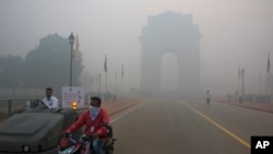 بھارتی دارالحکومت نئی دہلی میں فضائی آلودگی کا ایک منظر۔ فائل فوٹو