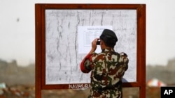 16일 네팔 카트만두의 육군 병원에서 한 군인이 부상자 명단을 사진으로 찍고 있다. 