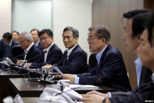 ປະທານາທິບໍດີ ເກົາຫຼີໃຕ້ ທ່ານ Moon Jae-in ເປັນປະທານ ກອງປະຊຸມ ສະພາຄວາມໝັ້ນຄົງ ແຫ່ງຊາດ ຢູ່ທີ່ທຳນຽບຟ້າຂອງປະທານາທິບໍດີ ໃນນະຄອນຫຼວງໂຊລ ຂອງເກົາຫຼີໃຕ້, ວັນທີ 14 ພຶດສະພາ 2017.