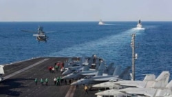 Sebuah helikopter lepas landas dari kapal induk USS Abraham Lincoln saat melintasi Selat Hormuz (foto: dok). Kapal induk AS itu meninggalkan wilayah Timur Tengah. 