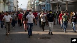 Archivo—Partidarios del gobierno marchan en La Habana, Cuba, el domingo 11 de julio de 2021 para contrarrestar las manifestaciones masivas que se produjeron en decenas de pueblos y pequeñas ciudades de todo el país.