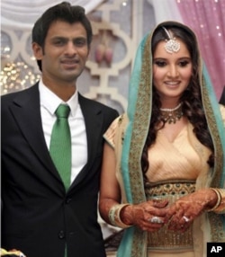 ثانیہ اور شعیب کی منگنی کی جعلی تصویر۔ شعیب کے چہرے پر روشنی باقی تصویر سے بالکل مختلف ہے