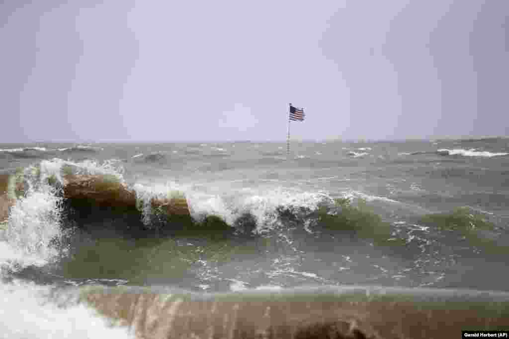 طوفان سے متعلق پیش گوئیوں میں بتایا گیا ہے کہ بحر اوقیانوس کے جارجیا سے لے کر کیرولائنا اور ورجینیا تک کے ساحلی علاقوں کو اس ہفتے کے دوران ڈوریئن سے خطرہ ہے۔&nbsp;