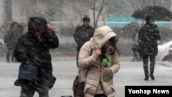 최저기온이 영하 7도까지 떨어진 한국 대전 지역에 18일 매서운 칼바람과 함께 눈발이 날리고 있다.