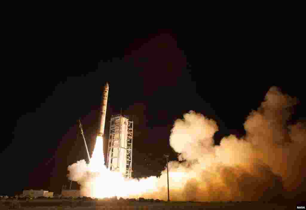 NASA&#39;s Lunar Atmosphere and Dust Environment Explorer (LADEE) observatory launches aboard the Minotaur V rocket from the Mid-Atlantic Regional Spaceport (MARS) at NASA&#39;s Wallops Flight Facility in Vieginai, Sept. 6, 2013.