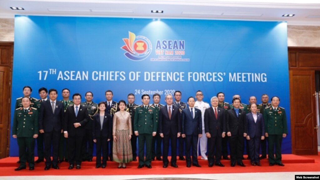 Thượng tướng Phan Văn Giang và các đại biểu chụp ảnh chung trước khi tham dự hội nghị trực tuyến Tư lệnh Lực lượng Quốc phòng các nước ASEAN lần thứ 17 (ACDFM-17) tại đầu cầu Hà Nội, ngày 24/09/2020. Photo QDND.