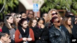 Una multitud guarda un momento de silencio en honor de los trabajadores del Condado de San Bernardino que fueron asesinados en el Centro Regional Inland en San Bernardino, California.