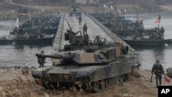 Xe tăng M1A2 SEP Abrams trong một cuộc tập trận chung với Hàn quốc tại Yeoncheon, phía nam vùng phi quân sự, ngày 10/12/2015.