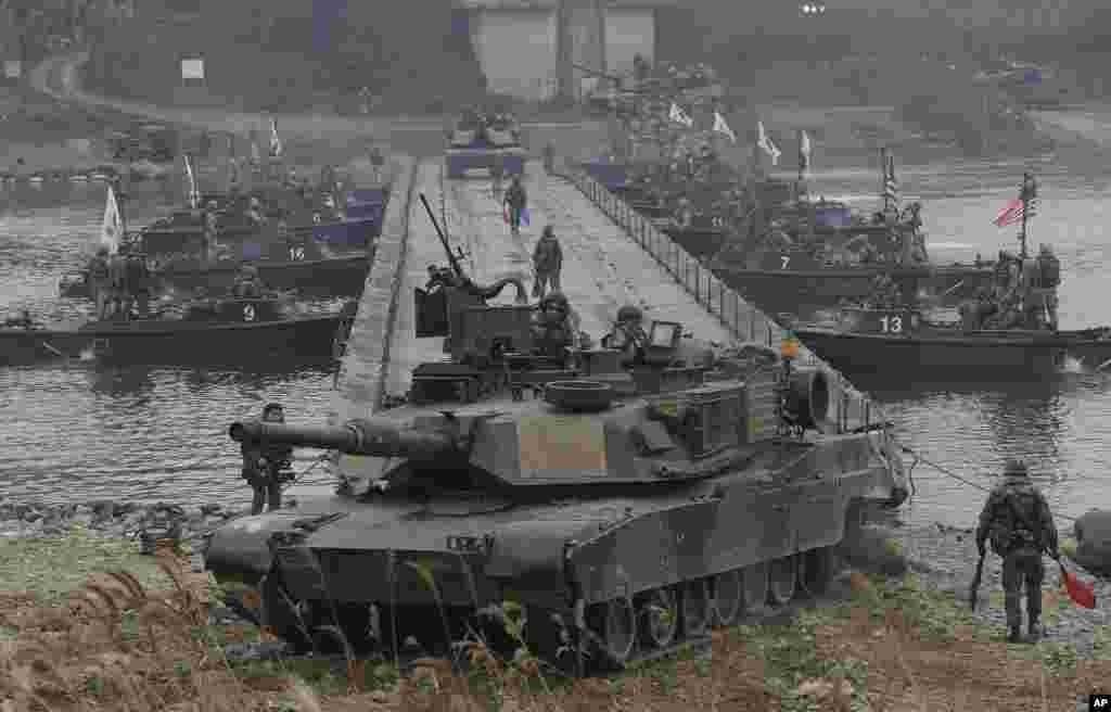 한국 연천에서 미-한 연례 합동군사연습에 참가한 미군 소속 M1A2 탱크 부대가 한탄강을 건너고 있다.