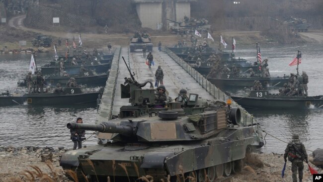 资料照：美国陆军的M1A2坦克在美韩联合军演中渡过汉滩江。(2015年12月10日) 