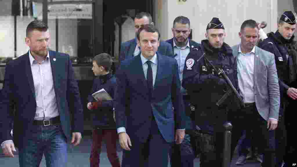 Dan takara shugabanci Emmanuel Macron a lokacin da yake fita daga gidansa a babban birnin Paris, ranar Litinin 24 ga watan Afrilu na shekarar 2017.