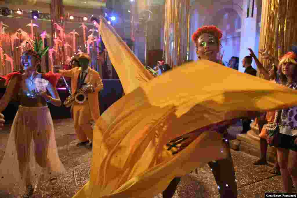 Carnaval com bloco Calango Careta, de Brasília, apresentando-se na casa histórica França-Brasil Rio de Janeiro Fev 2018. Grupo uni teatro, circo e com base em instrumentos de sopro.