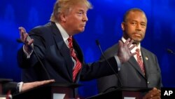共和党总统参选人川普（左）在科罗拉多大学辩论发言时卡森（右）在旁观看。（2015年10月28日）