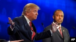 Ben Carson (kanan) dan Donald Trump dalam debat kandidat Capres AS dari partai Republik di University of Colorado, Boulder, Colorado, 28 Oktober 2015 (Foto: dok). 