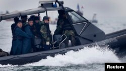 Regu pencari dan penyelamat menyisir lokasi seputar tenggelamnya Feri Sewol di wilayah Jindo, Korea Selatan, 18/4/2014. 