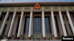 中國保安在正在舉行中國人大會議的北京人大會堂外站崗。（2020年5月25日）