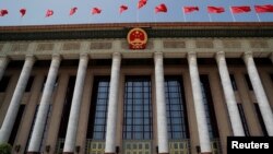 中国保安在正在举行中国人大会议的北京人大会堂外站岗。（2020年5月25日）